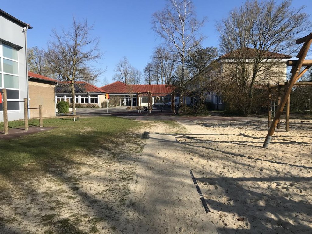 blick vom huegel zum gebauude